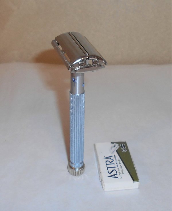 Gillette TTO 1965 Lady Gillette Razor All Original Starburst Blue K2–Z4 (52).JPG