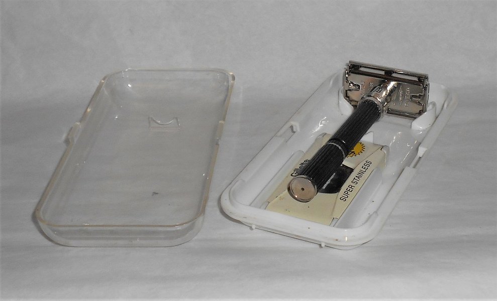 Gillette 1976 Long Handle Black Beauty W3 Case Blades (79).JPG