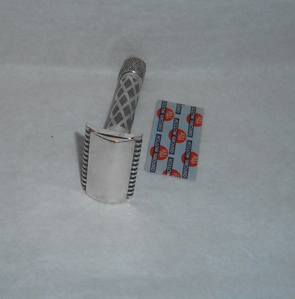 Gillette 1921 Bostonian Razor Three-Piece Plated Silver 701 (69).JPG