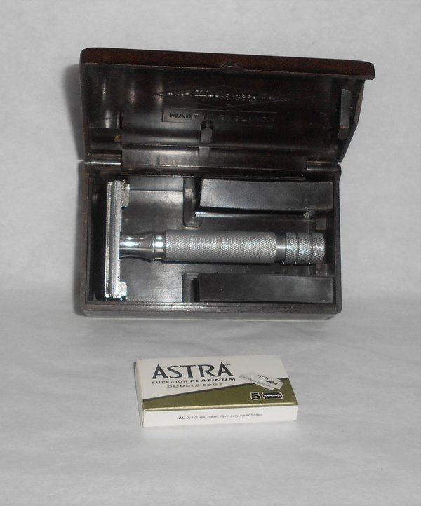 Gillette 1953-1954 Rocket HD Made In England W Case Blades (65).JPG