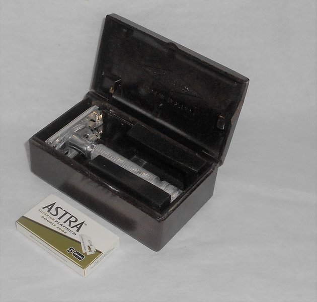 Gillette 1953-1954 Rocket HD Made In England W Case Blades (70).JPG