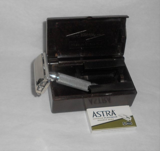 Gillette 1953-1954 Rocket HD Made In England W Case Blades (75).JPG