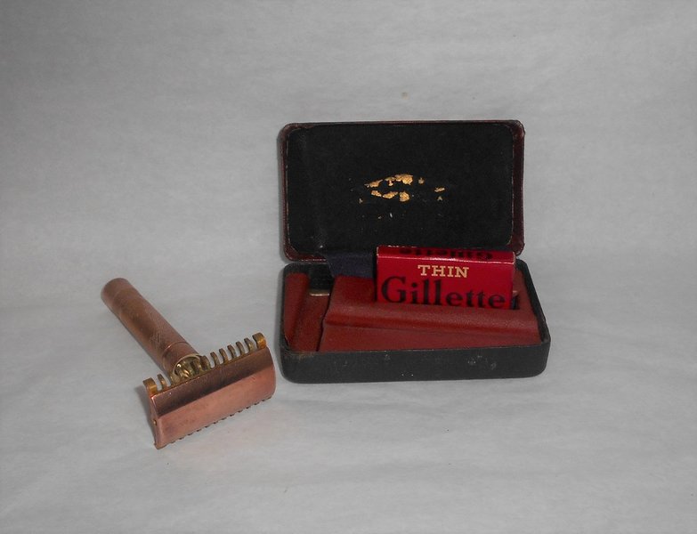 Gillette 1934 Black Red Set W blades 52g (30).JPG