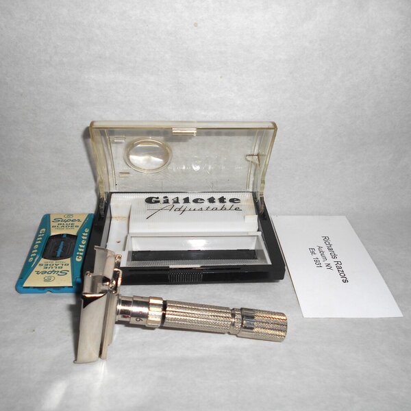 Gillette 1961 Fat Boy Razor W Case Blades Adjustable Replated Mirror Nickel G1–98 (39).JPG